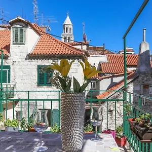 https://apartment-palace-center.splithotels.org